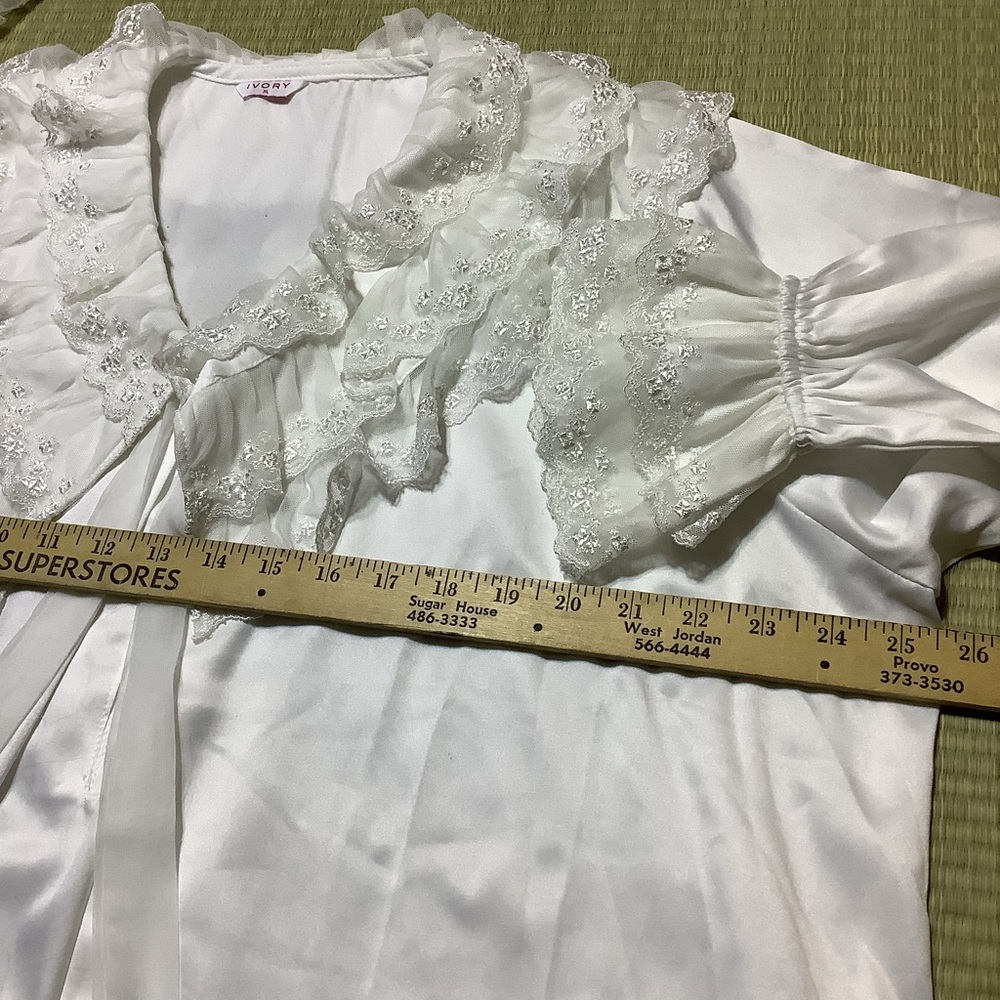 Elegant White Lace Nightgown - Picture 5 of 10
